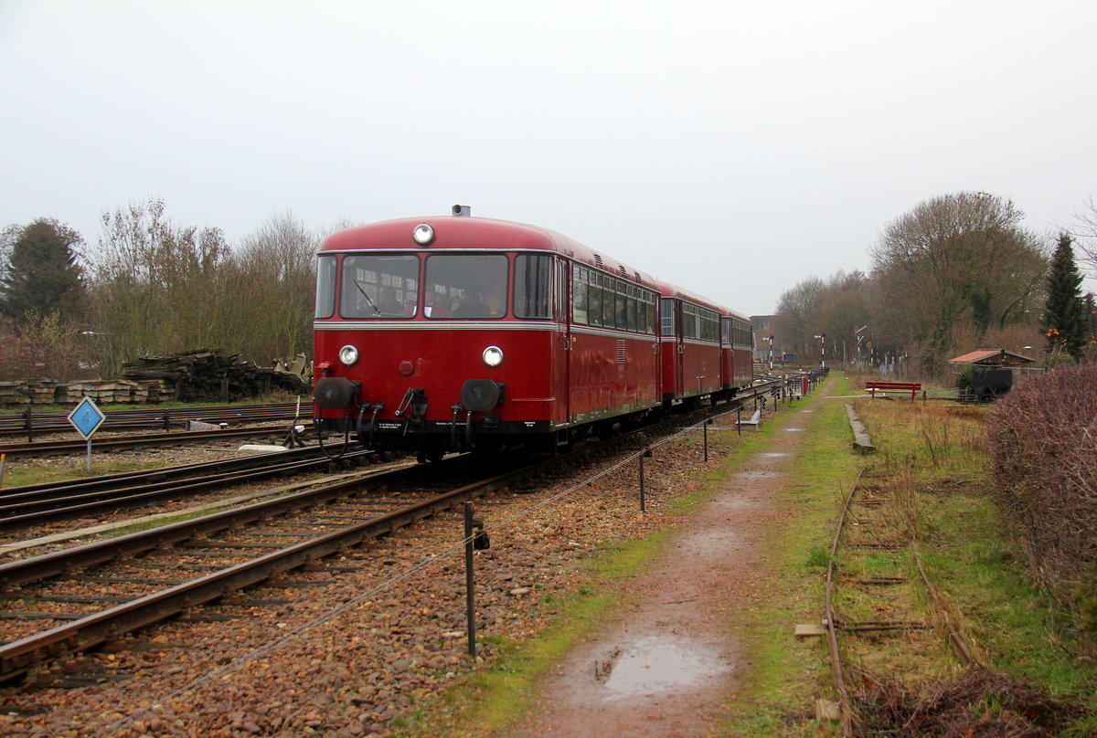 Ein Schinenbus von der ZLSM fährt gleich nach Kerkrade(NL).
Aufgenommen von einem Fußweg in Simpelveld(NL).
Bei Regenwolken am Kalten Mittag vom 30.12.2018.