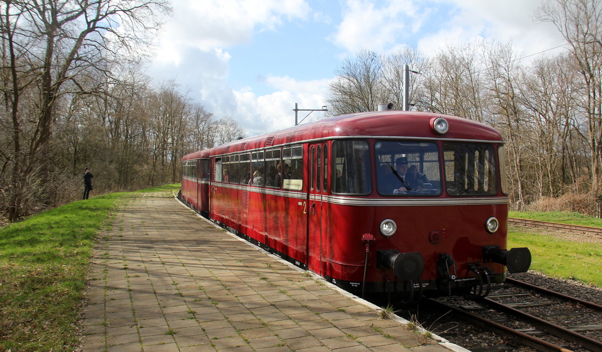 Ein Schinenbus von der ZLSM kommt aus Simpelveld(NL) nach Kerkrade(NL) und fährt in Kerkrade(NL) ein. Aufgenommen Bahnsteig in Kerkrade(NL). Bei Sonne und Schauerwolken am Mittag vom 17.3.2019.