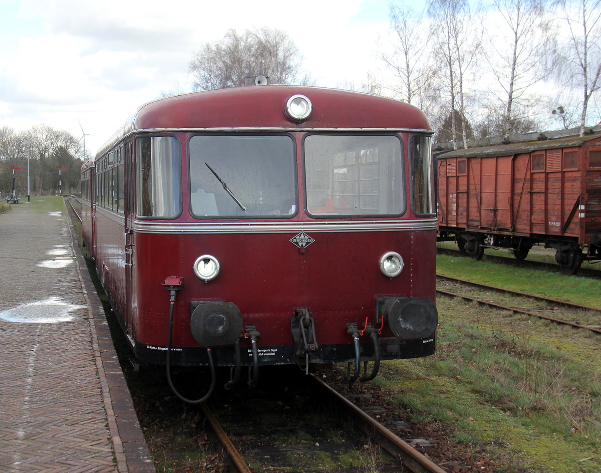 Ein Schinenbus von der ZLSM steht in Simpelveld(NL). 
Aufgenommen von Bahnsteig in Simpelveld(NL). 
Bei Sonne und Schauerwolken am Nachmittag vom 17.3.2019.