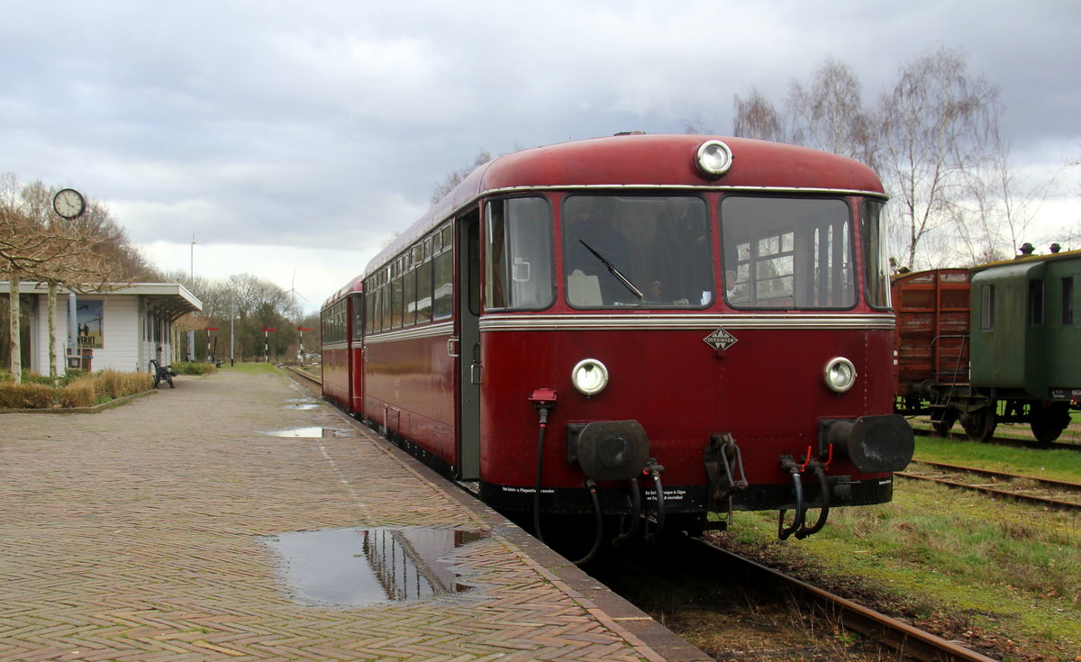 Ein Schinenbus von der ZLSM steht in Simpelveld(NL). 
Aufgenommen von Bahnsteig in Simpelveld(NL). 
Bei Wolken am Nachmittag vom 17.3.2019.