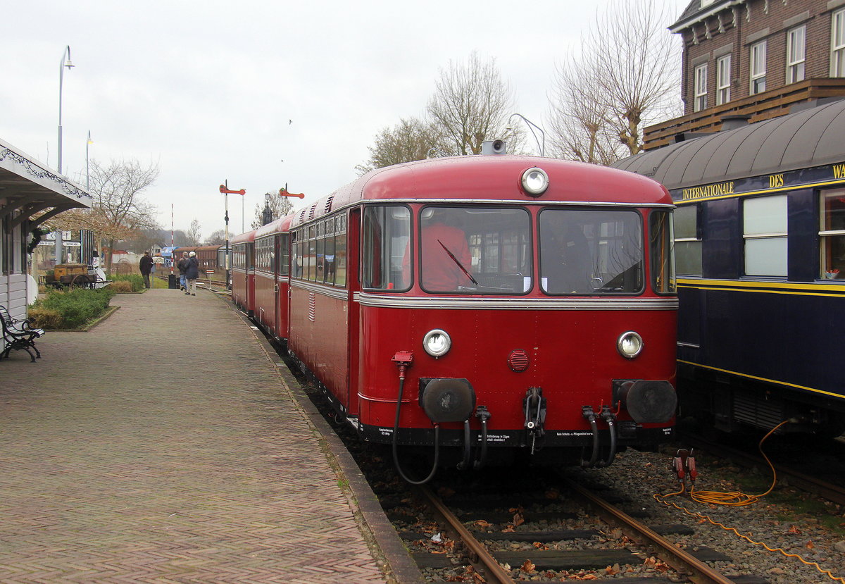 Ein Schinenbus von der ZLSM steht in Simpelveld(NL).
Aufgenommen von Bahnsteig in Simpelveld(NL). 
Bei Regenwolken am Kalten Mittag vom 30.12.2018.