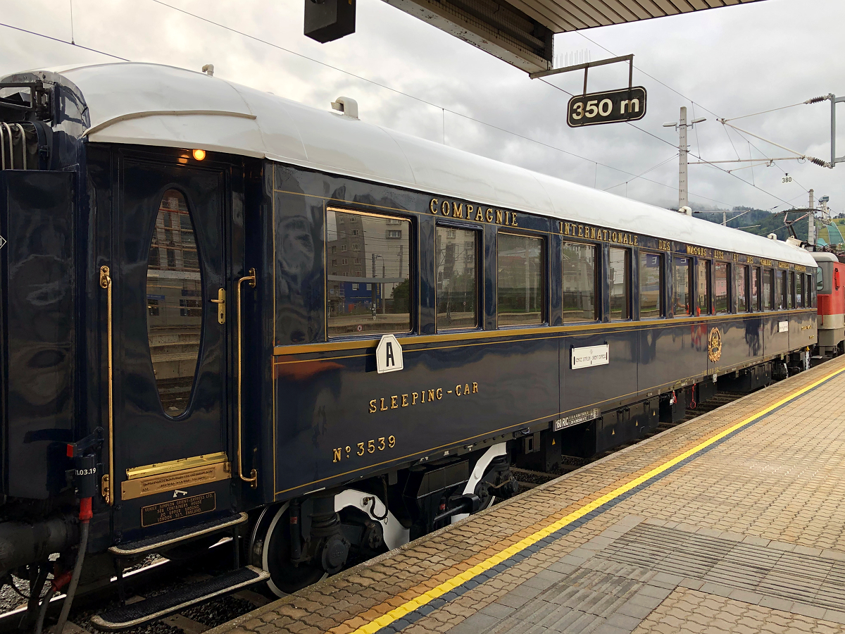 Ein Schlafenwagen des Venice Simplon Orient Express (VSOE / DRV 1368). Innsbruck Hbf am 28.07.2021