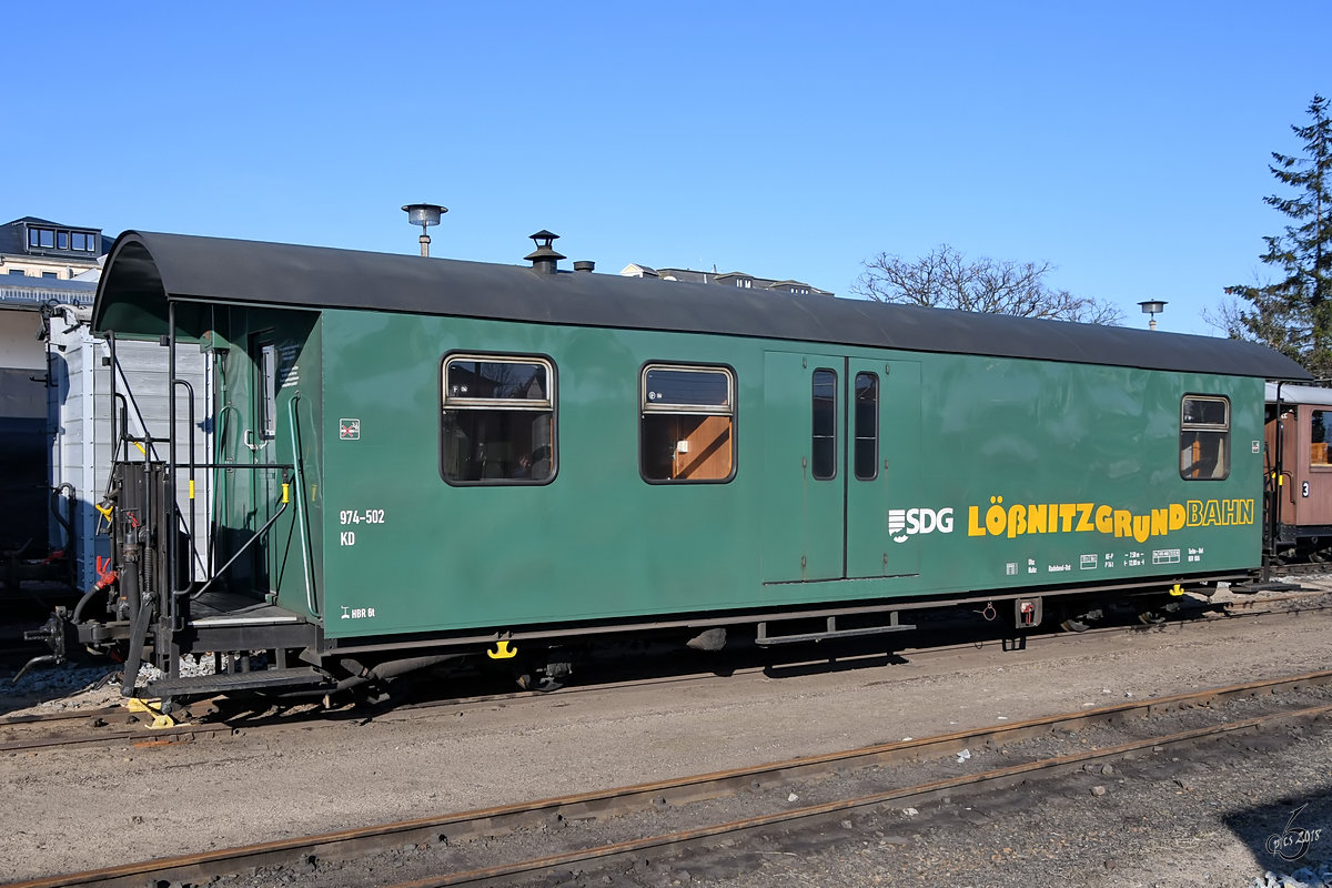 Ein Schmalspur-Gepäckwagen am Bahnhof Radebeul-Ost. (April 2018)