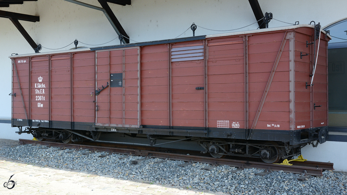 Ein Schmalspur-Güterwagen am Bahnhof Radebeul-Ost (April 2014)