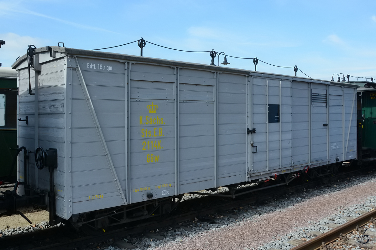 Ein Schmalspur-Güterwagen am Bahnhof Radebeul-Ost (April 2014)