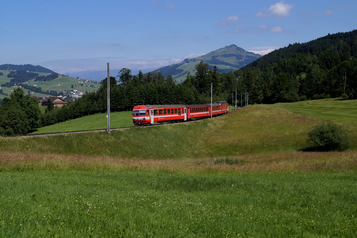 Ein Schmalspur-NPZ der Appenzeller Bahnen mit ABt 144 an der Spitze ist am 17.06.2017 als S1158 auf dem Weg von Wasserauen nach Gossau. In Kürze wird der Zug den Haltepunkt Gontenbad erreichen.