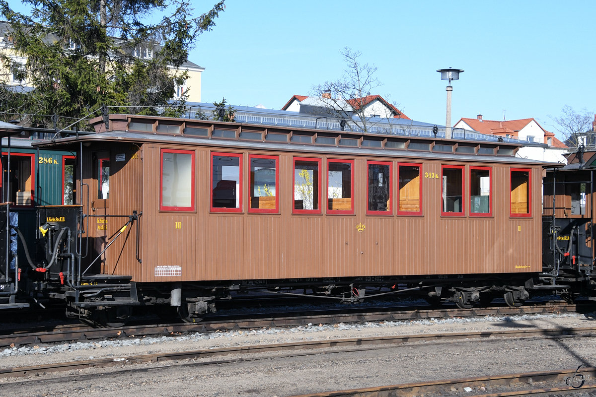 Ein Schmalspur-Personenwagen am Bahnhof Radebeul-Ost (April 2018)