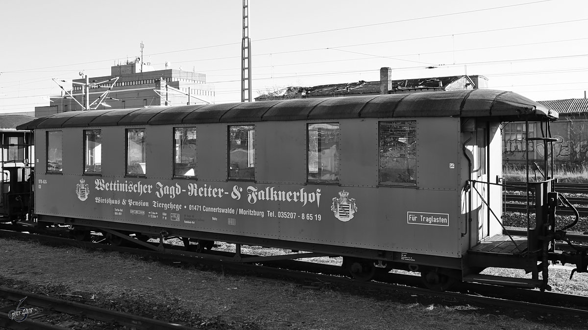Ein Schmalspur-Personenwagen am Bahnhof Radebeul-Ost. (April 2018)
