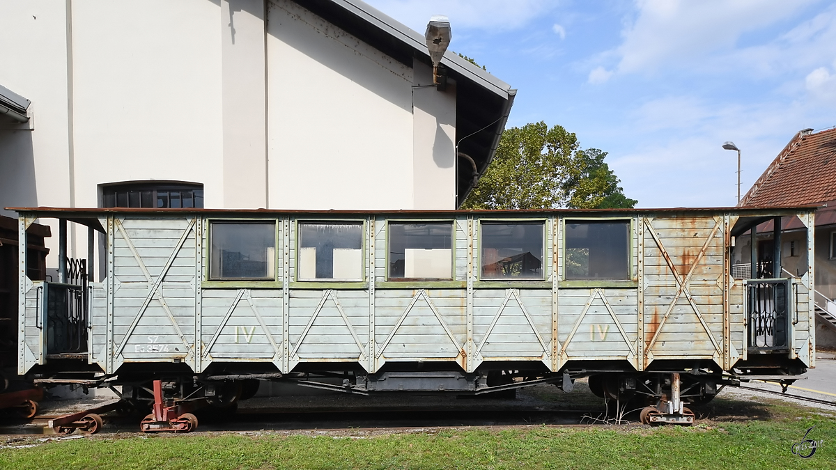 Ein Schmalspur-Personenwagen, Klasse IV war Ende August 2019 im Eisenbahnmuseum Ljubljana zu entdecken.