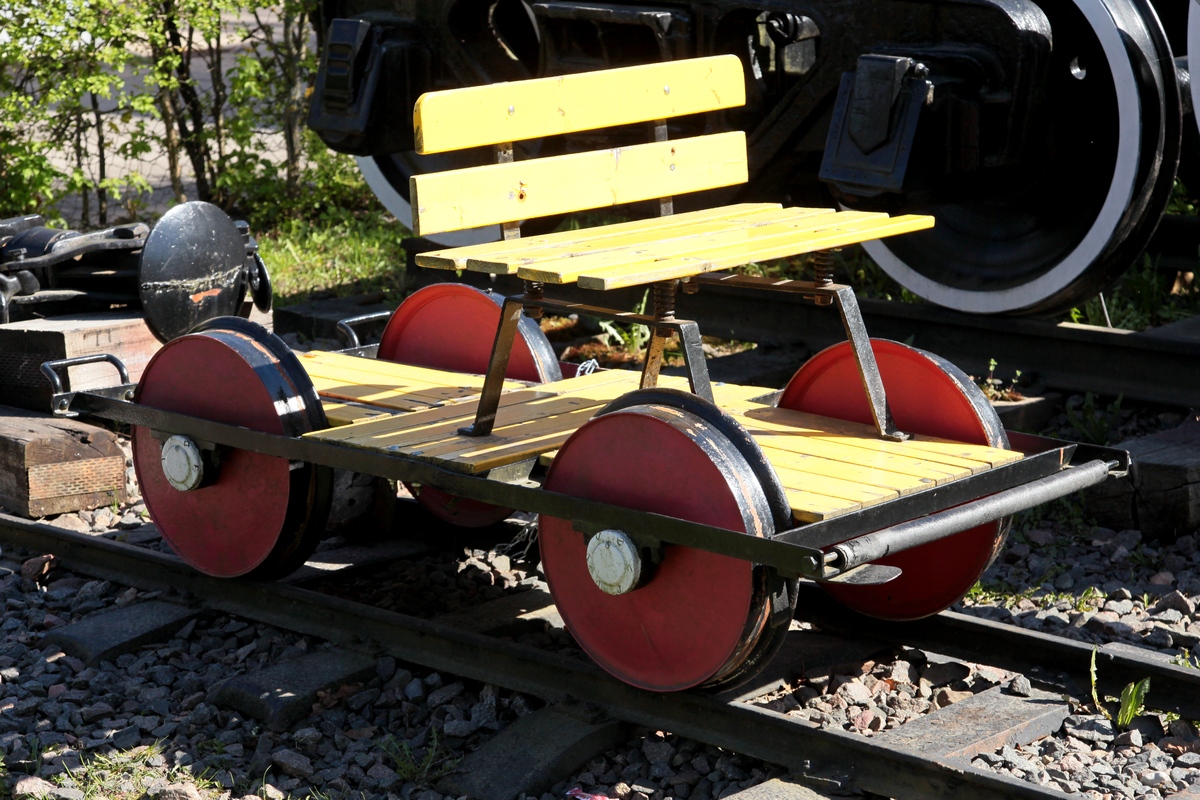 Ein schmalspuriges Draisinenwägelchen im Eisenbahnmuseum Jelgava. 13.05.2017