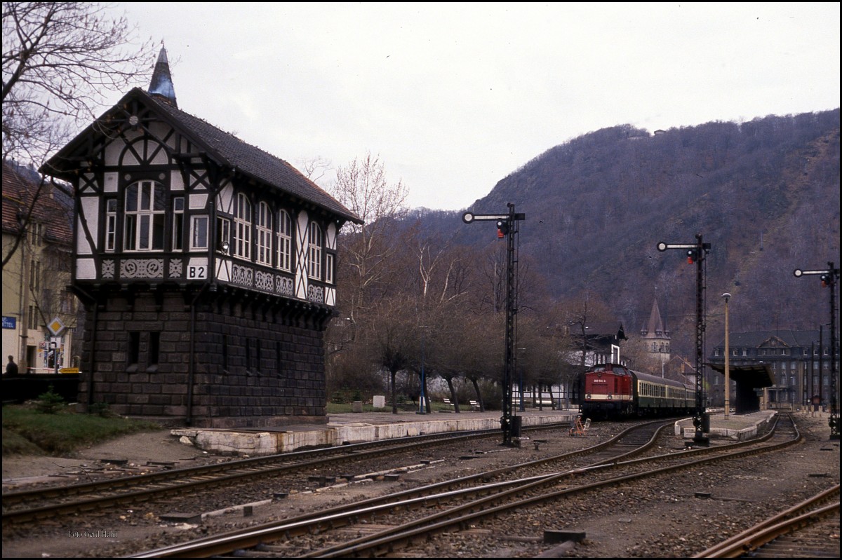 Ein Schmuckstück auch zu DDR Zeiten war immer schon das alte Stellwerk in Thale.
Am 21.3.1991 fotografierte ich es, als im Hintergrund 202534 mit dem P 19435 um 14.20 Uhr im Bahnhof stand.
