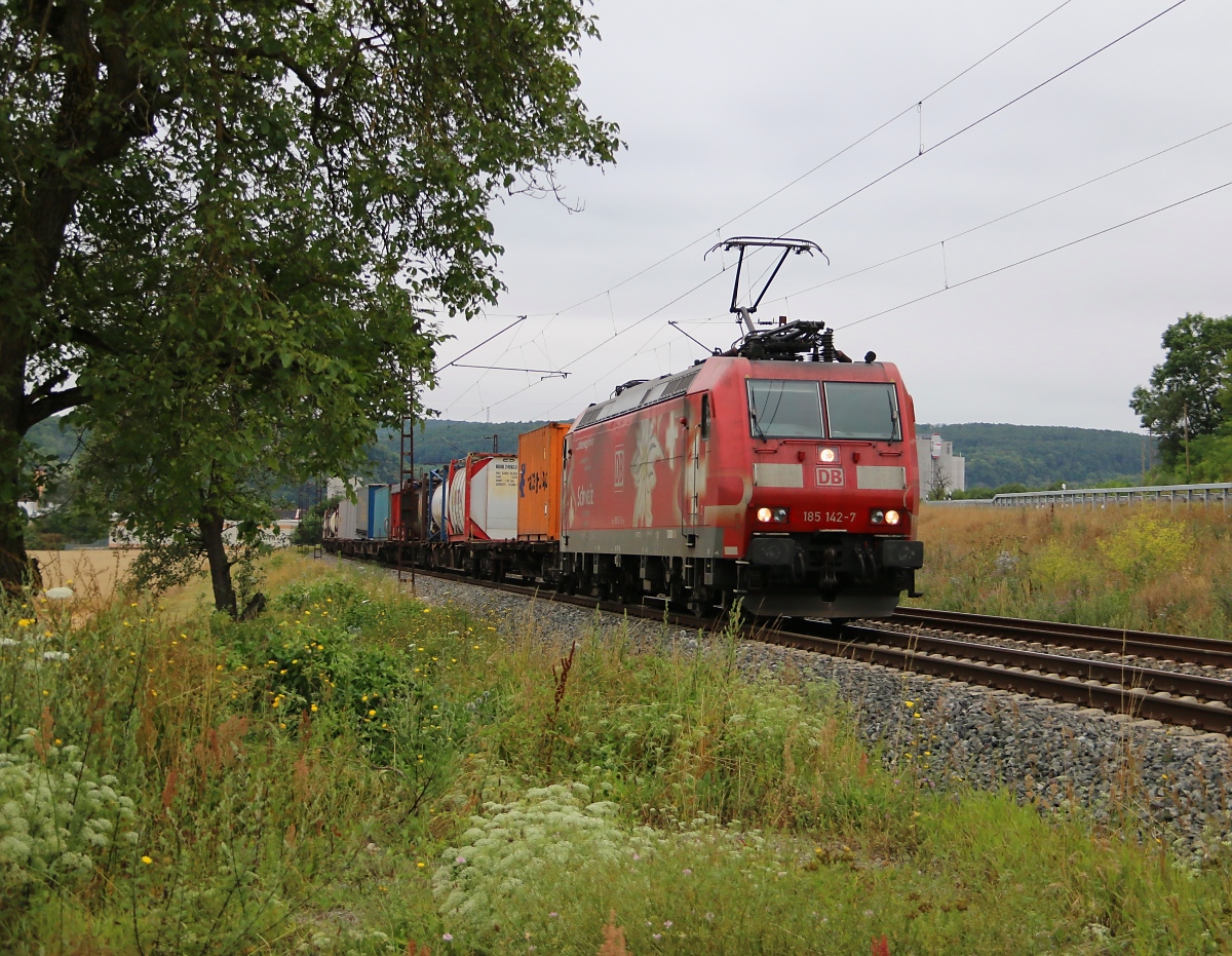 Ein schmutziges Edelweiß. 185 142-7 mit Containerzug in Fahrtrichtung Süden. Aufgenommen bei Karlstadt am 10.07.2014.