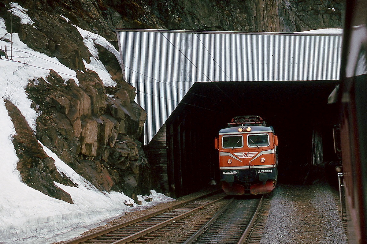 Ein Schnappschuss aus dem Schnellzug von Narvik nach Stockholm am 14.05.1988: Rc4 1329 der SJ verlässt einen Tunnel zwischen Kiruna und Narvik