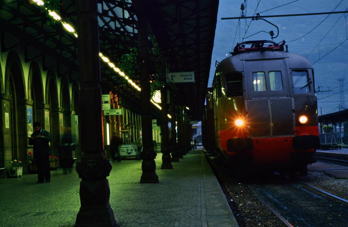 Ein schneller Zug der Baureihe ALe 840 im Bozener Bahnhof, 29.10.1985