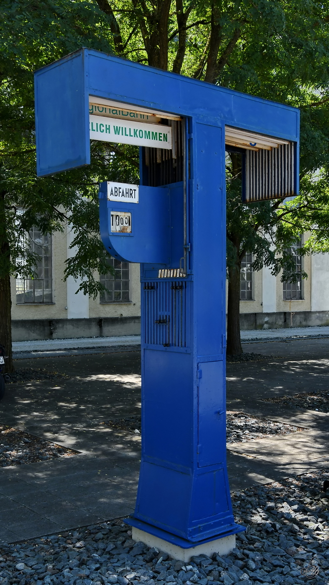 Ein schön restaurierter historischer Zugzielanzeiger war Anfang August 2020 in der Lokwelt Freilassing zu sehen.