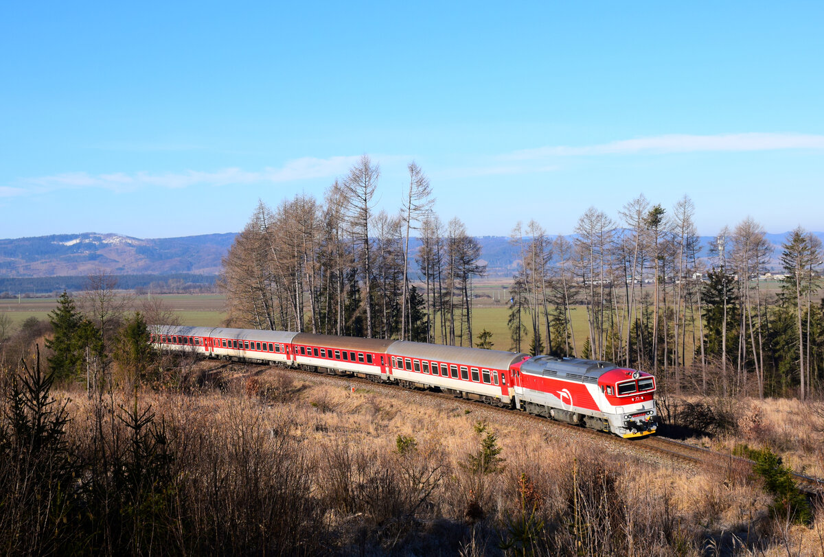 Ein schöner Morgenschnellzug mit einer schönen neulackierten 757-er im Bogen nach dem Viadukt auf dem Wasser in Horná Štubna.
Die 757 023 ist auf dem Weg mit dem R933  FATRAN von Vrútky (Rutteck) nach Zvolen (Altsohl).
Horná Štubna, 04.03.2023.