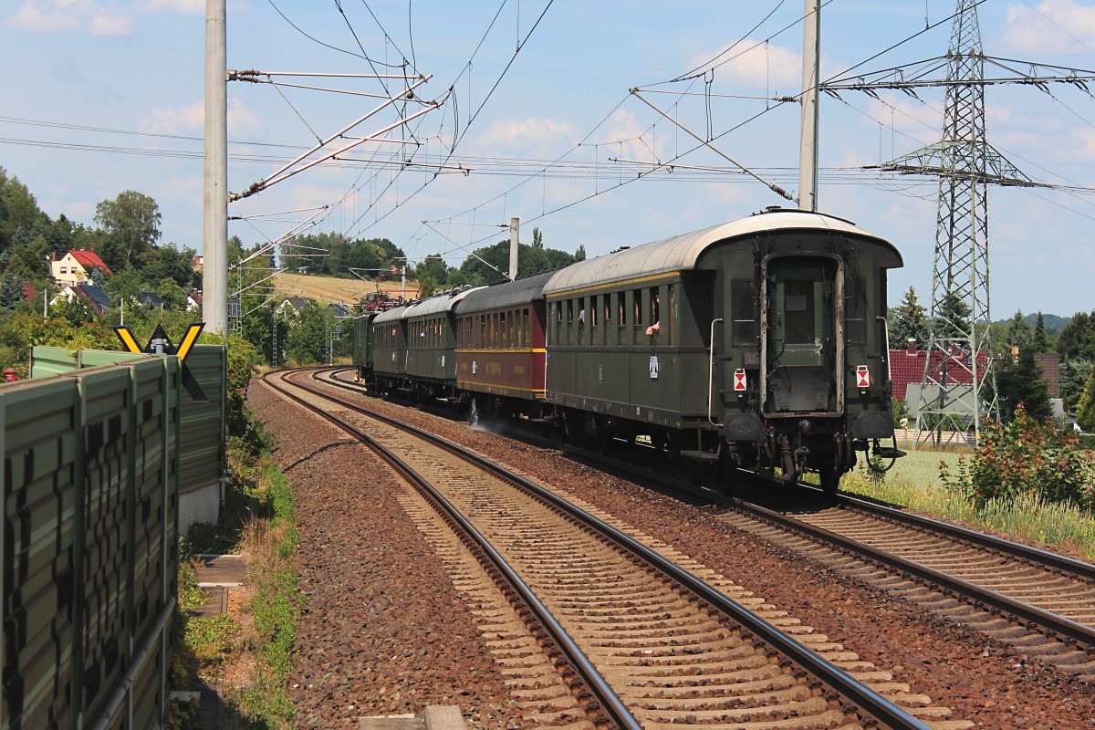 Ein schöner Rücken kann auch entzücken. Nachschuß auf die E 7710 mit ihrem Sonderzug der von Riesa nach Riesa, durch Glauchau-Schönbörnchen, fährt. 18.06.2014