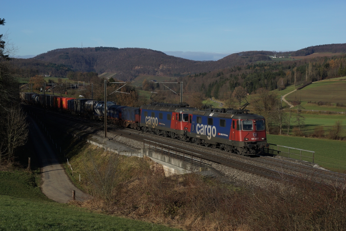 Ein schönes blaues Doppel: Re 420 347-7 und Re 620 087-7 am 07.12.2013 bei Zeihen.