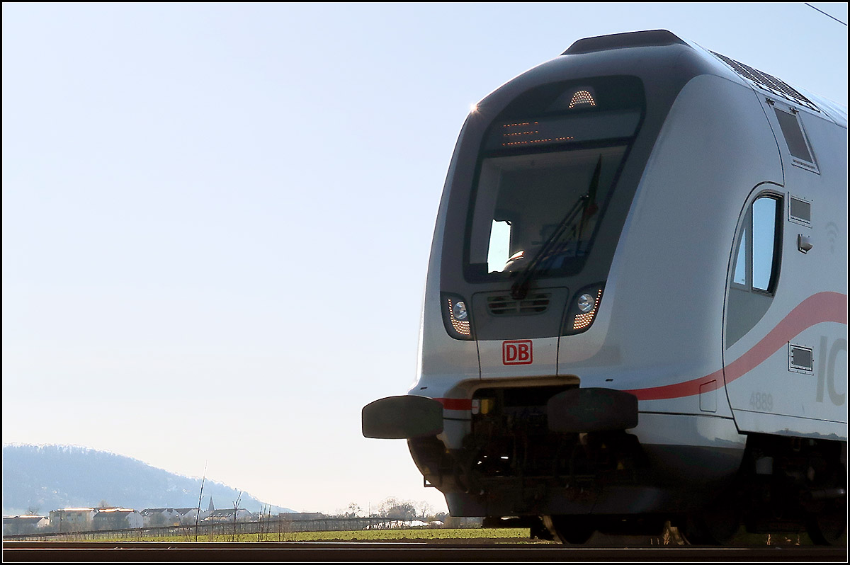 Ein schönes Gesicht -

... zeigt der IC2-Zug mit seinem Steuerwagen. Hier auf der Remsbahn bei Weinstadt-Endersbach unterwegs nach Nürnberg.

23.03.2020 (M)