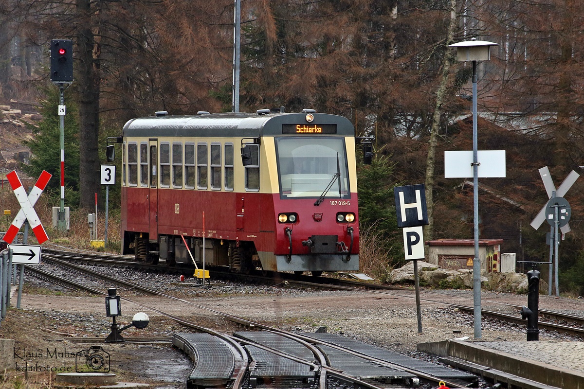 Ein schönes Mistwetter empfing Triebwagen 187 019-d der HSB am Bahnhof Schierke. 18.04.2021