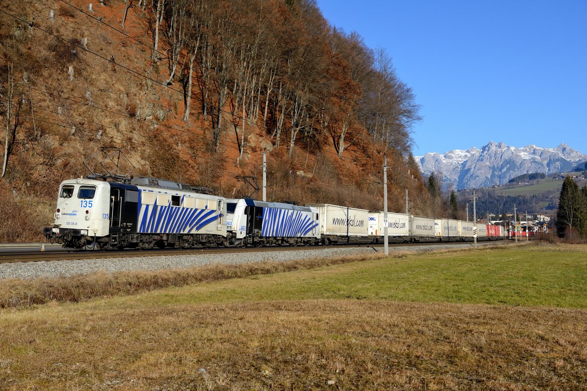 Ein schönes Weihnachtsgeschenk von Lokomotion: Am 24. Dezember 2015 wurde der TEC 41857 zwischen München Ost Rangierbahnhof und Schwarzach-St. Veit mit einem fotogenen Tandem, bestehend aus 139 135 und 185 663, bespannt. Aufgenommen werden konnte der Ekol-Zug nach Triest bei Mitterberghütten im Salzburger Land.