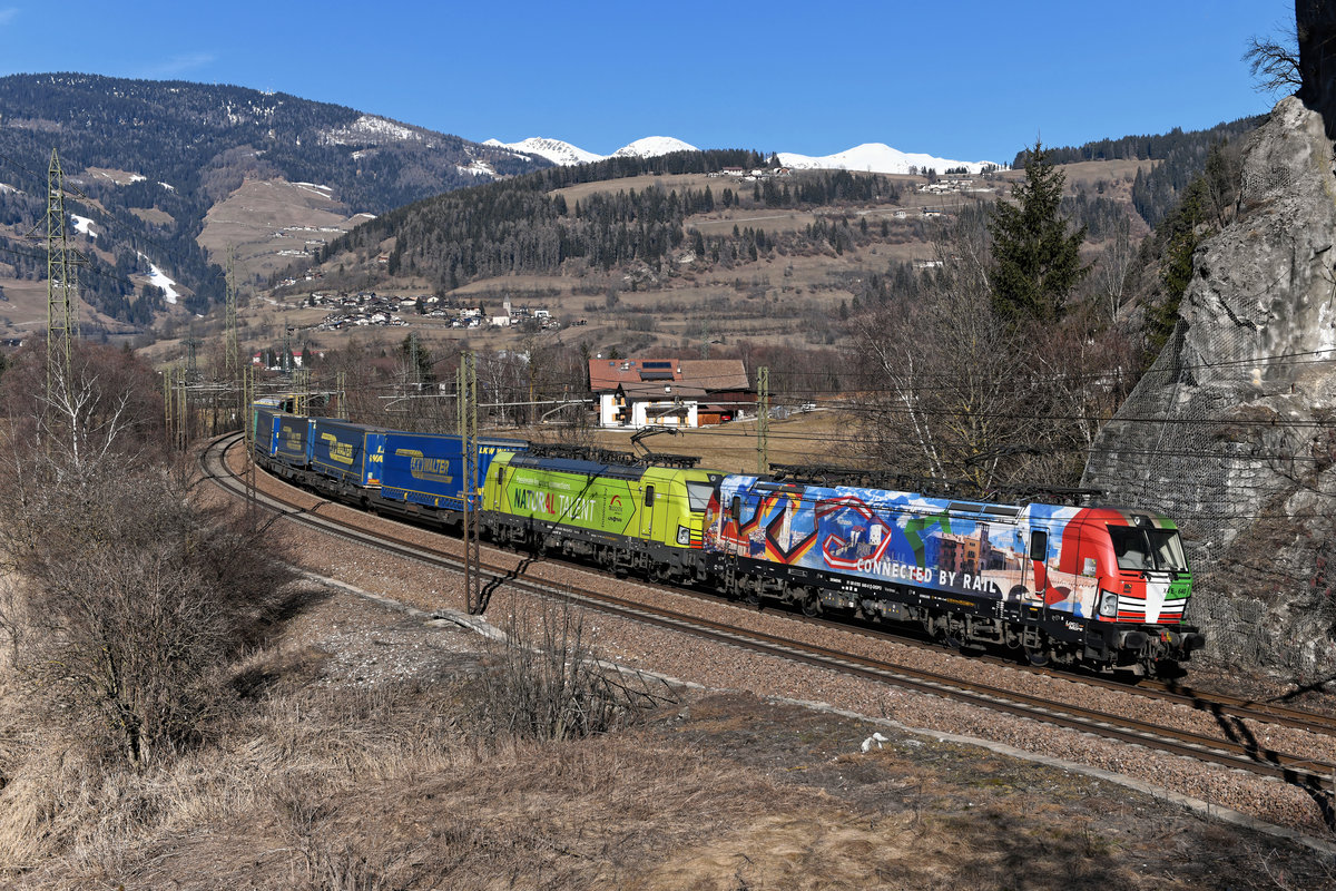 Ein schönes Werbelok-Tandem in Form der 193 640  connected by rail  von MRCE und der 193 558  NATURAL TALENT  von Alpha Trains brachte am 08. Februar 2020 den TEC 43105 nach Verona Q.E.. Bei Sterzing konnte ich den Zug zum zweiten Mal fotografieren, die Brenner-Südrampe zeigte sich allerdings schon praktisch schneefrei. Milimeterarbeit war es, die beiden Vectron-Maschinen zwischen Masten und Schatten zu positionieren. Es ging sich aber knapp aus. 