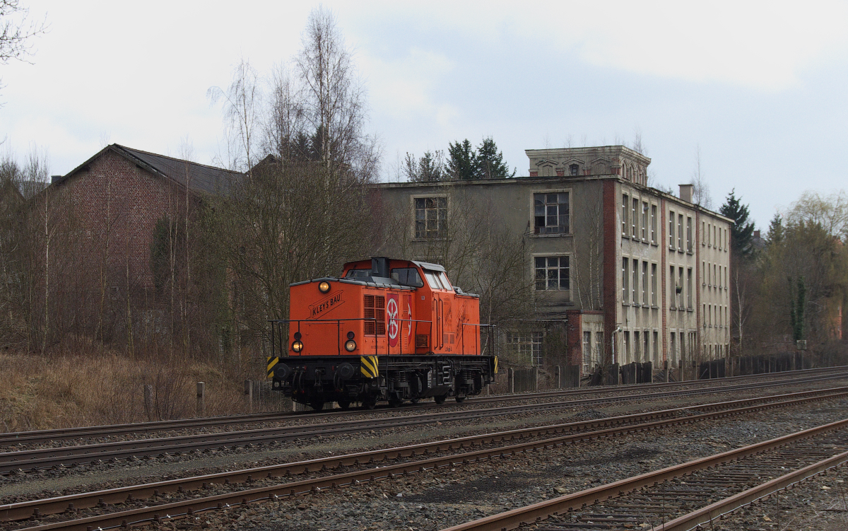 Ein schönes Wortspiel....bietet die Kley´s Bau Lok 14 V 100 - 293 902 - auf dem Weg in Richtung Hof.
Die Lok ist aber eine Besonderheit, sie war nämlich nie eine Reichsbahnerin.
1981 wurde sie von LEW an die OKD nach Märisch Ostrau in der Tschechoslowakei geliefert.
1992 kam sie nach Deutschland zurück.
Bahnstrecke 5100 Bamberg - Hof am 17.03.2014