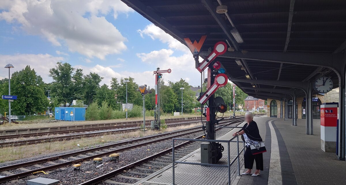 Ein schönes Zwergformsignal am Gleis 1 Richtung Vienenburg / Bad Harzburg findet man in Goslar. Davon hätte ich mir in meiner aktiven Zeit als Signalwerker mehr gewünscht ;)