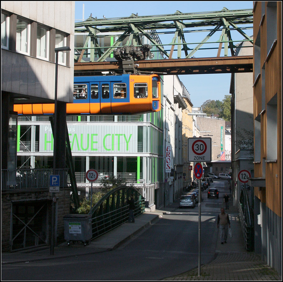 Ein Schönheit ist Wuppertal nicht -

aber die Schwebebahn ist eine große Attraktion. Hier bei der Durchfahrt in Wuppertal-Elberfeld.

04.10.2014 (M)

