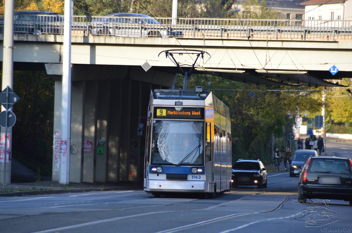 Ein schon (leider) historisches Bild der Linie 9 vom 24.10.2015. Der NGT8 Wagenzug unterquerte gerade die Koburger Brücke in Richtung Wildpark.
