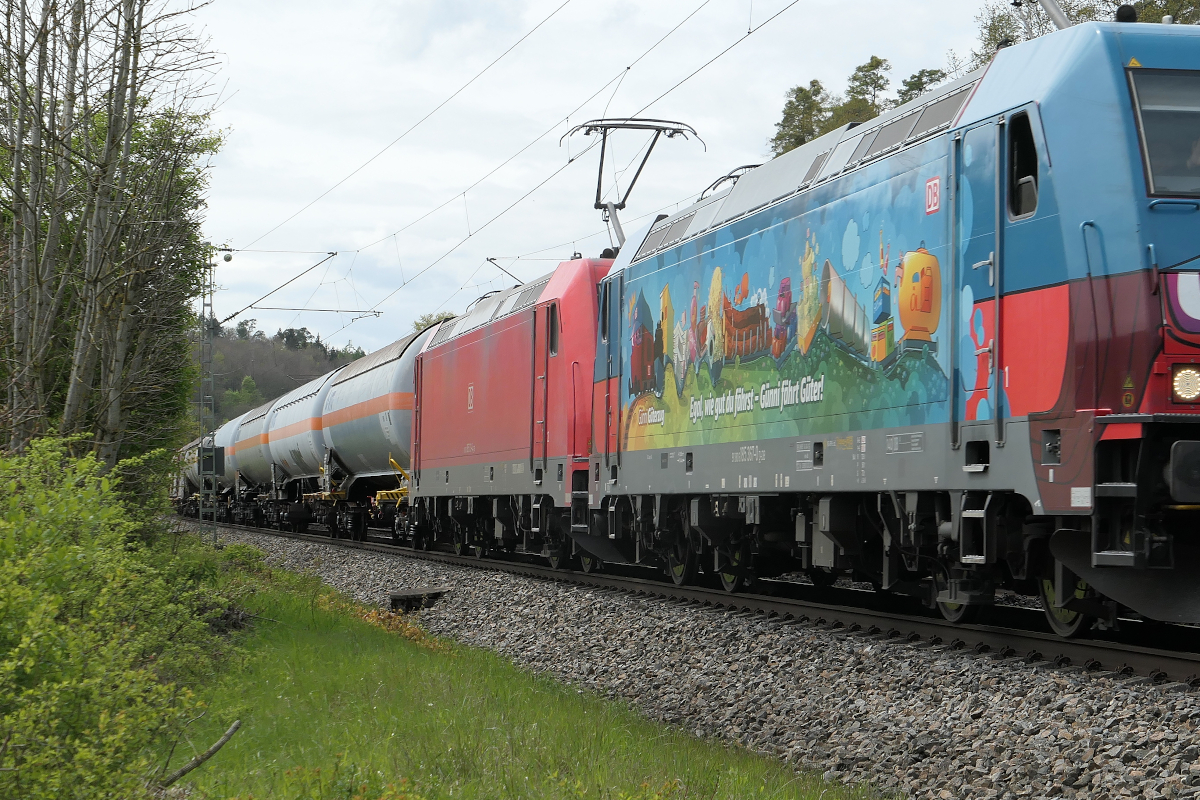 Ein (schräger) Blick auf die Seite der 185 367-0 der DB Cargo - zu lesen ist:  Egal wie gut du fährst, Günni fährt Güter . 
Treuchtlingen, km 132,6, Freitag, 26.04.2024