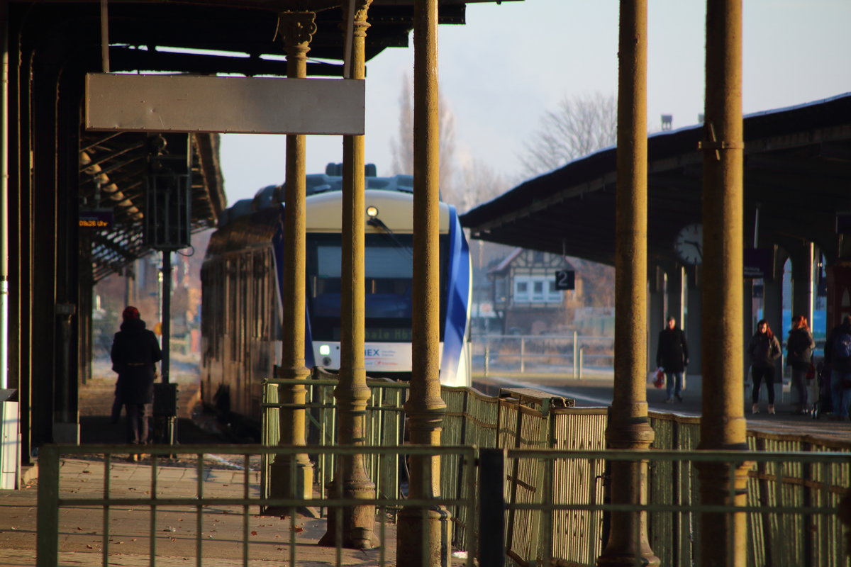 Ein schüchterner LINT versteckt sich im Bahnhof Quedlinburg. Unterwegs war er als HEX 11 (Magdeburg Hbf - Thale Hbf).

Quedlinburg, 17. Dezember 2016