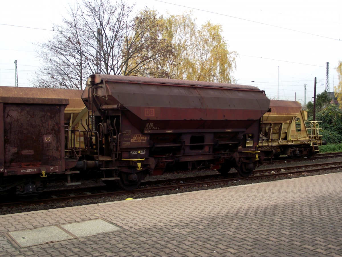 Ein Schüttgutwagen steht am 25.11.13 in Hanau Hbf 