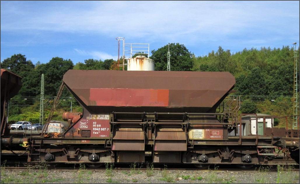 Ein Schüttgutwagen,abgestellt am Stolberger Bahnhof (Rhl) kam mir am 02.September 2016 vor die Linse.