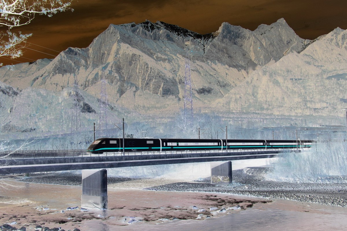 Ein  schwarzer ICE  Chur-Hamburg auf der Rheinbrücke bei Bad Ragaz.19.12.15