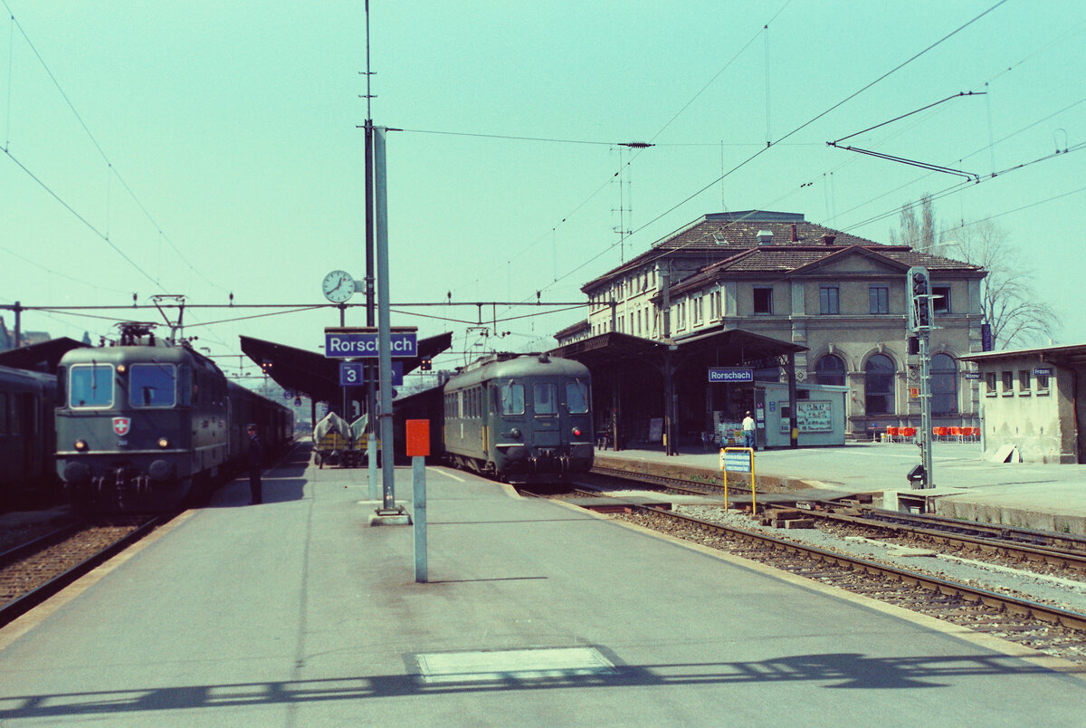 Ein Schweizer Bahnhof (1985): Rorschach. Dort fährt auch die Zahnradbahn nach Heiden ab, ebenso Züge der SBB. Rechts ein SBB-Triebzug der Baureihe RBe 4/4