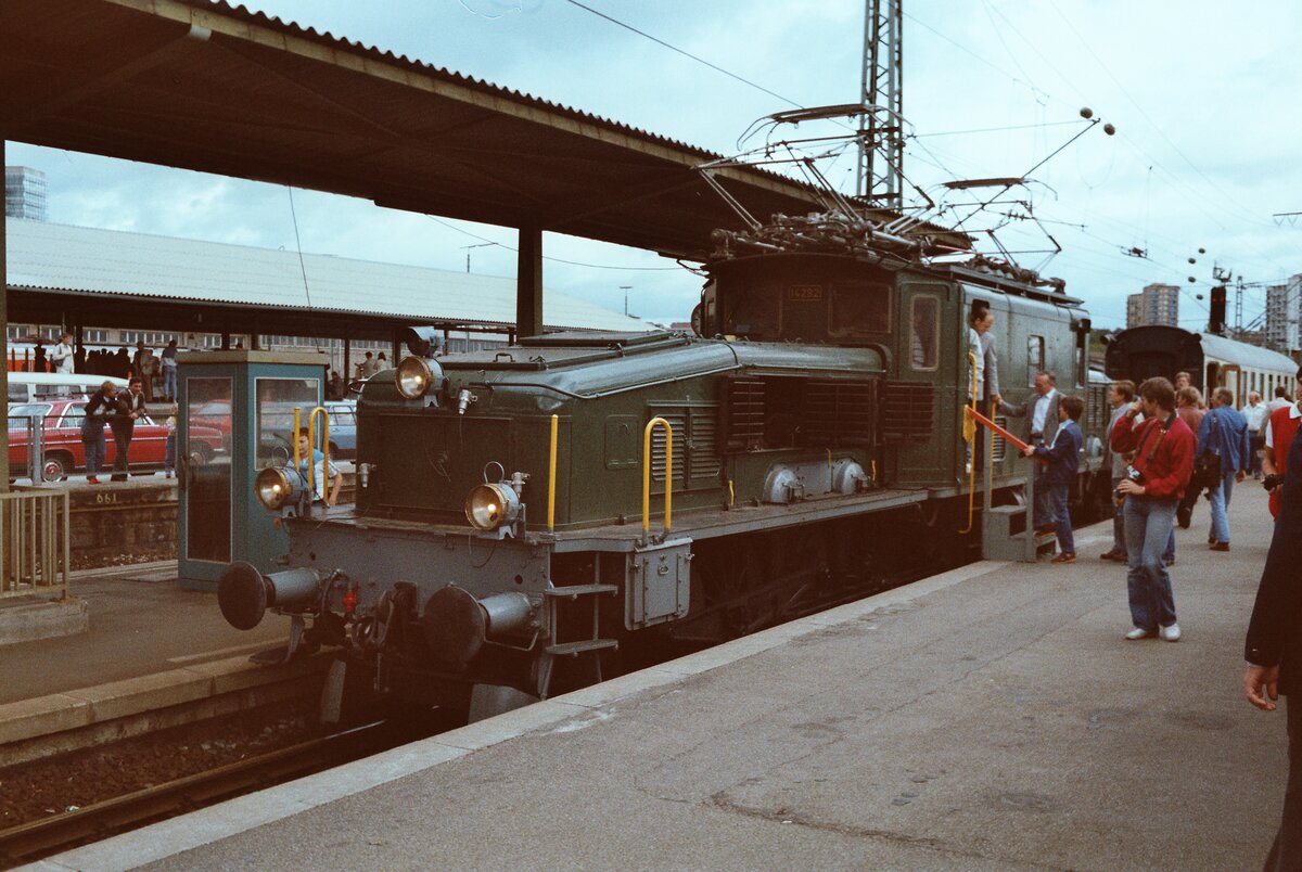 Ein Schweizer Gast (E-Lok 14282) des Stuttgarter Hauptbahnhofs bei einer Feier der DB (11.09.1983)
