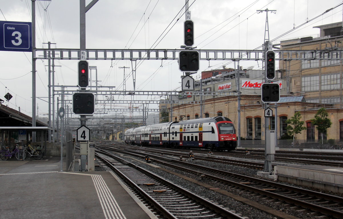 Ein Schweizer Personenzug fährt in den Bahnhof von Winterthur(CH) ein.
Aufgenommen vom Bahnsteig 3 in Winterthur. 
Bei Regenwetter am Abend vom 27.7.2019.