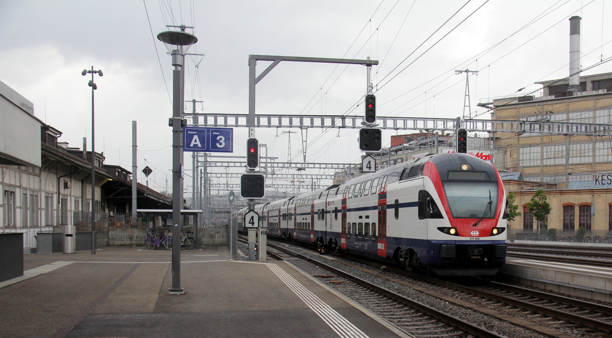 Ein Schweizer Personenzug fährt in den Bahnhof von Winterthur(CH) ein. 
Aufgenommen vom Bahnsteig 3 in Winterthur(CH). 
Bei Regenwetter am Abend vom 27.7.2019.