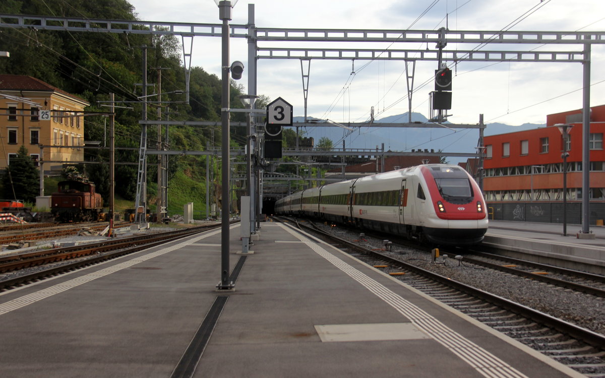 Ein Schweizer Schnellzug  fährt in Bellinzona(CH) ein.
 Aufgenommen vom Bahnsteig 3 in Bellinzona(CH). Am Abend vom 28.7.2019.