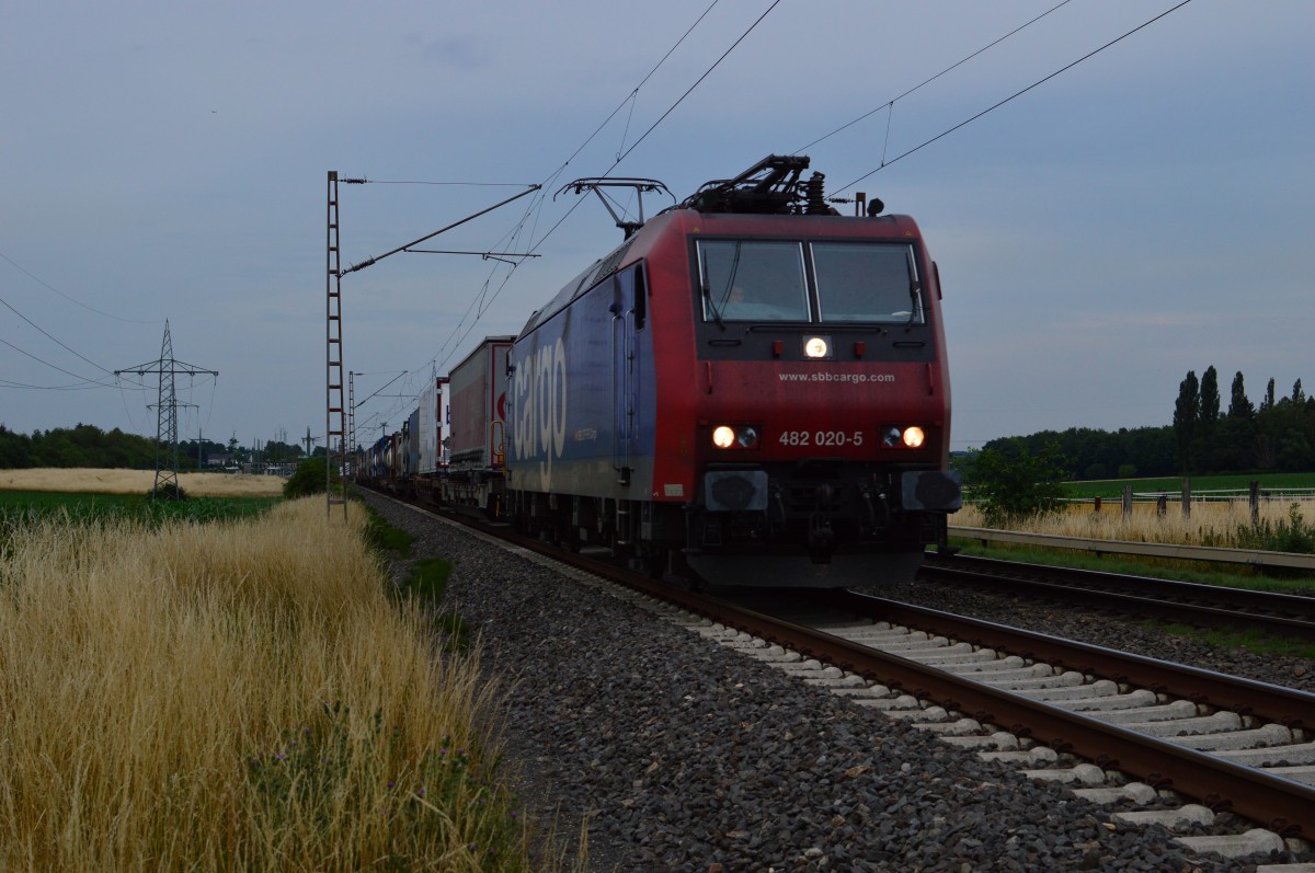 Ein Schweizermädli 482 020-5 kommt mit einem Kastelzug gen Aachen bei Wickrathhahn.
24.7.2015