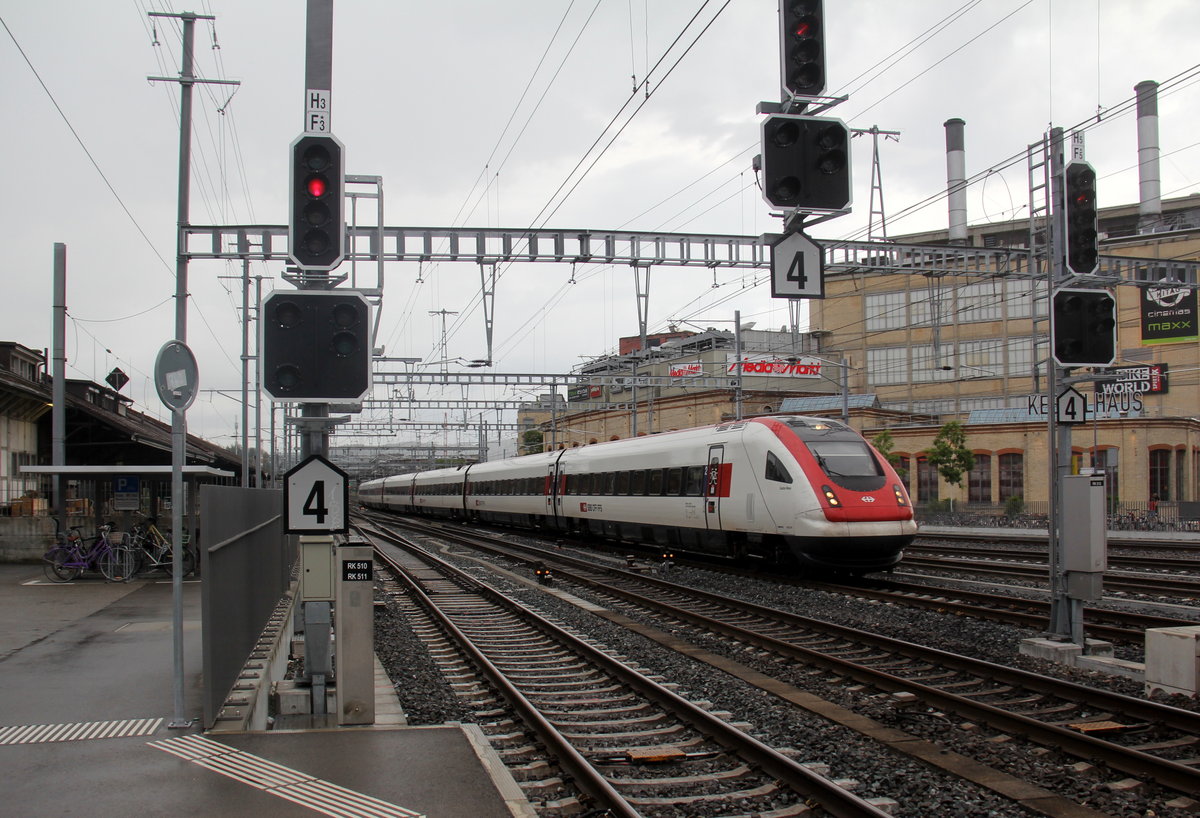 Ein Schweoizer Schnellzug fährt in den Bahnhof von Winterthur(CH) ein.
Aufgenommen vom Bahnsteig 3 in Winterthur(CH). 
Bei Regenwetter am Abend vom 27.7.2019.