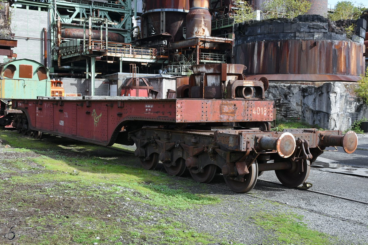 Ein schwerer Flachwagen zum Transport von Stahlträgern, entdeckt auf dem Museumsgelände der Henrichshütte. (Hattingen, September 2017)