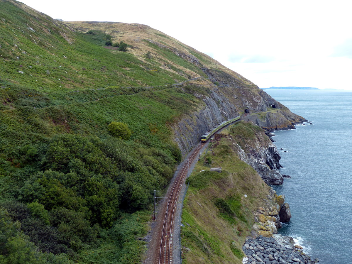 Ein schwerer schneller Zug kann so zerbrechlich wirken, wenn er in der entsprechenden Landschaft fährt. Hier schlängelt sich ein DART-Zug an der Küste zwischen Bray und Greystones entlang. 6.8.2017