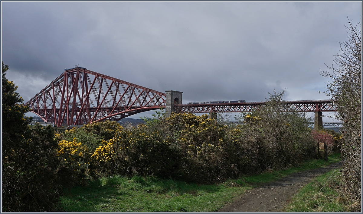 Ein Scotrail Class 170 hat die gut zweieinhalb Kilometer lange Brücke befahren und errreicht in Kürze Nord Queensferry (Port na Banrighinn) in Five.
23. April 2018