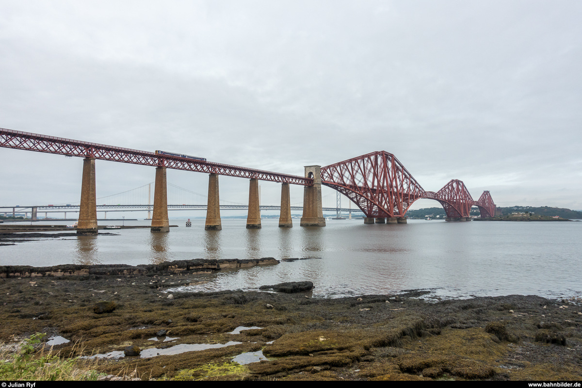 Ein ScotRail DMU der Class 158 noch in First livery befährt am 21. August 2017 die Forth Bridge bei South Queensferry.