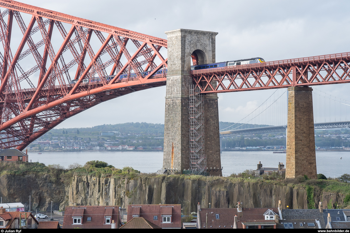 Ein ScotRail HST befährt am 27. April 2019 auf dem Weg von Edinburgh nach Inverness die Forth Bridge bei North Queensferry.