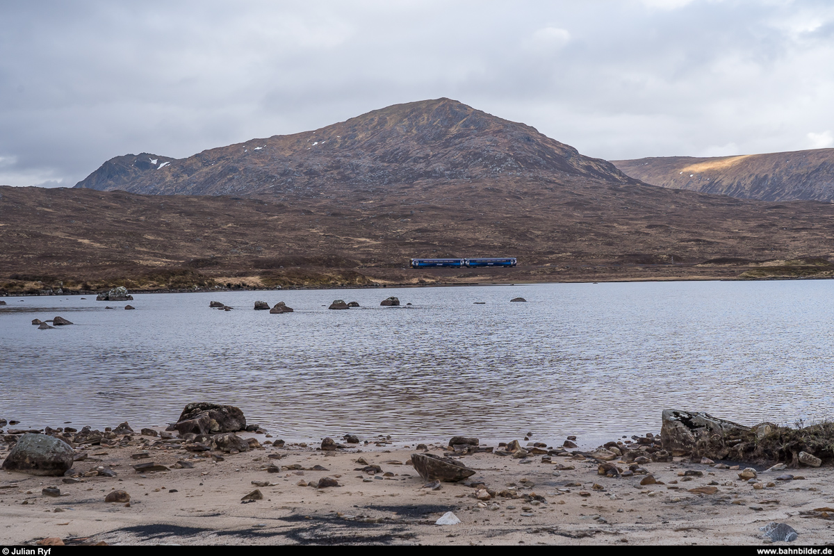 Ein ScotRail-Triebzug der Class 156 ist am Morgen des 25. April 2019 kurz nach Corrour unterwegs von Mallaig nach Glasgow Queen Street.
