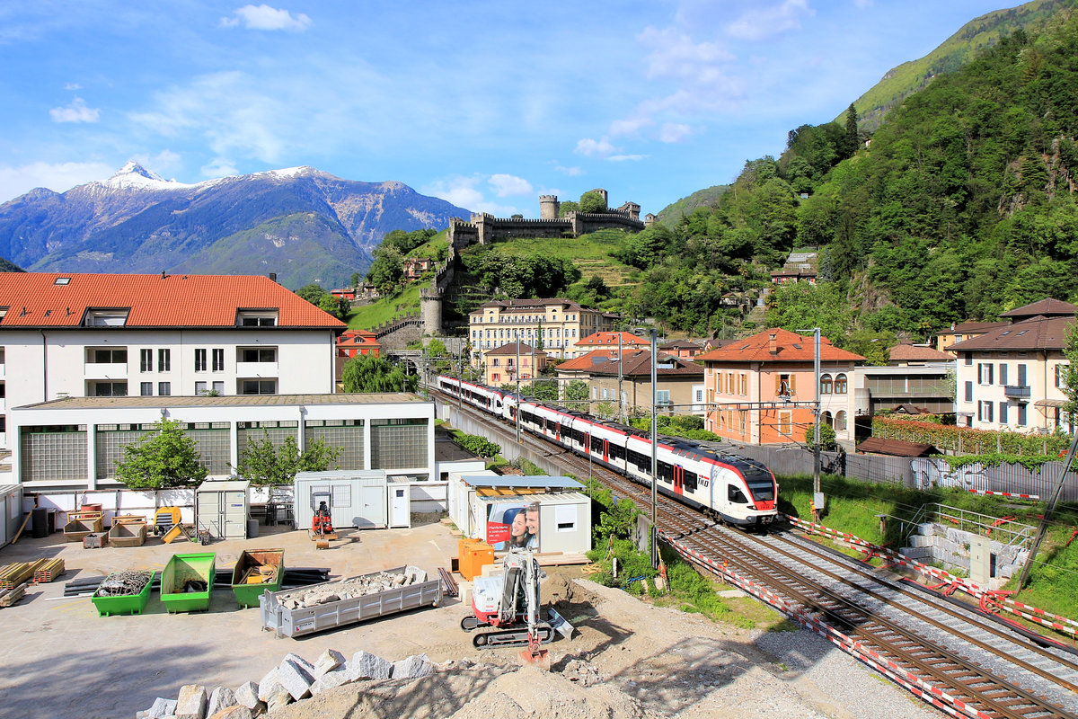 Ein sechs- und ein vierteiliger TILO FLIRT-Zug verlässt als Regio Express Bellinzona Richtung Milano Centrale. 5.Mai 2019 