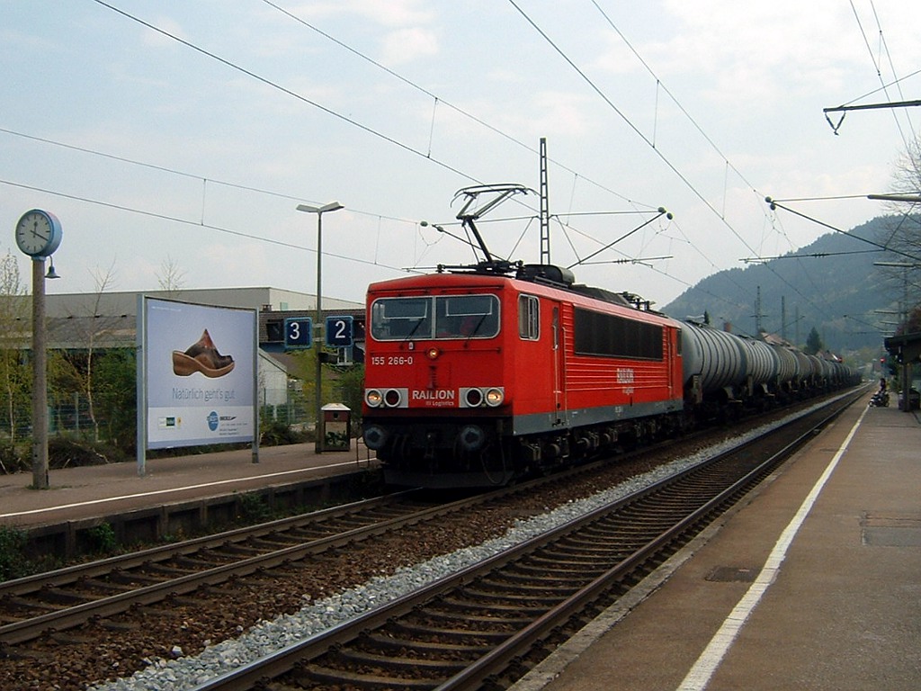 Ein Sechsachser auf der Schwarzwaldbahn ist selten, daher freute ich mich, am 14.04.2009 die 155 266-0 mit Ölbomber in Haslach bei der Durchfahrt anzutreffen.